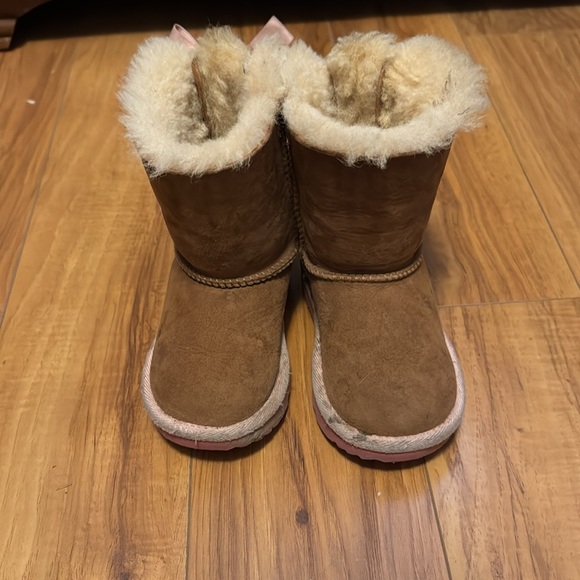 Toddler UGG Bailey boots. - Picture 2 of 4